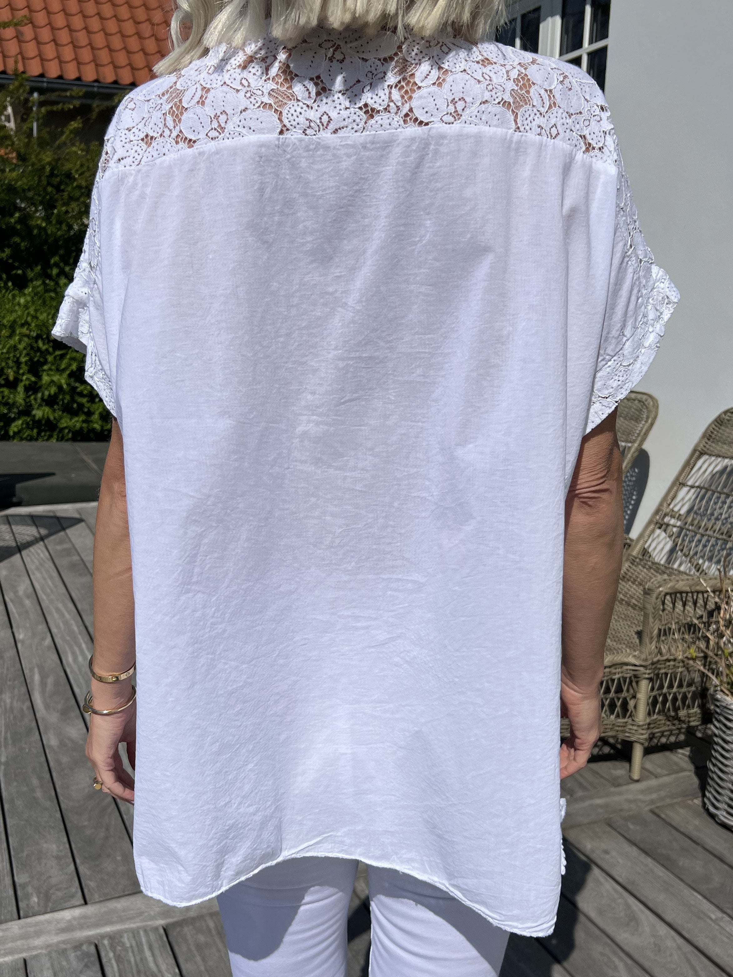 Inna - Sød top med blonder og broderi anglaise